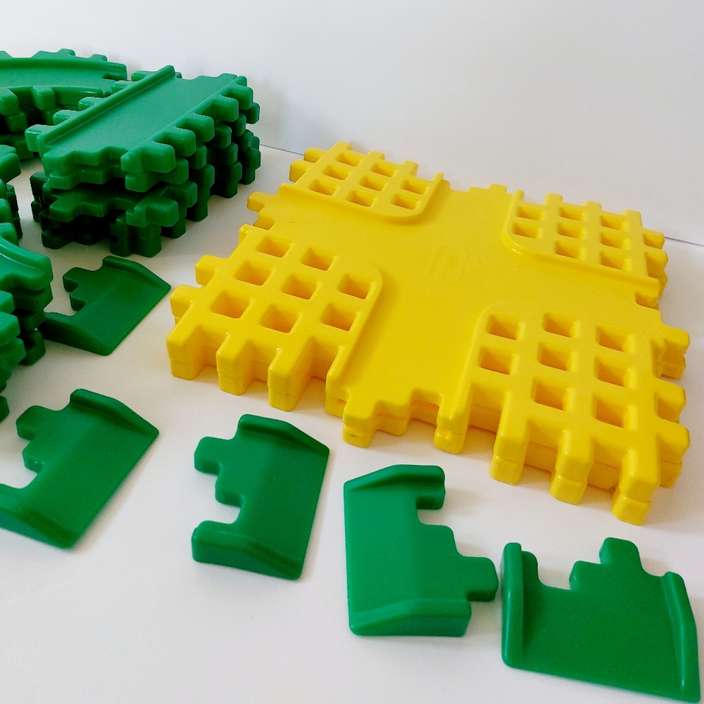 29 Piece Vintage Little Tikes Green Yellow Road (compatible with Waffle Blocks)‎ - Picture 3 of 8